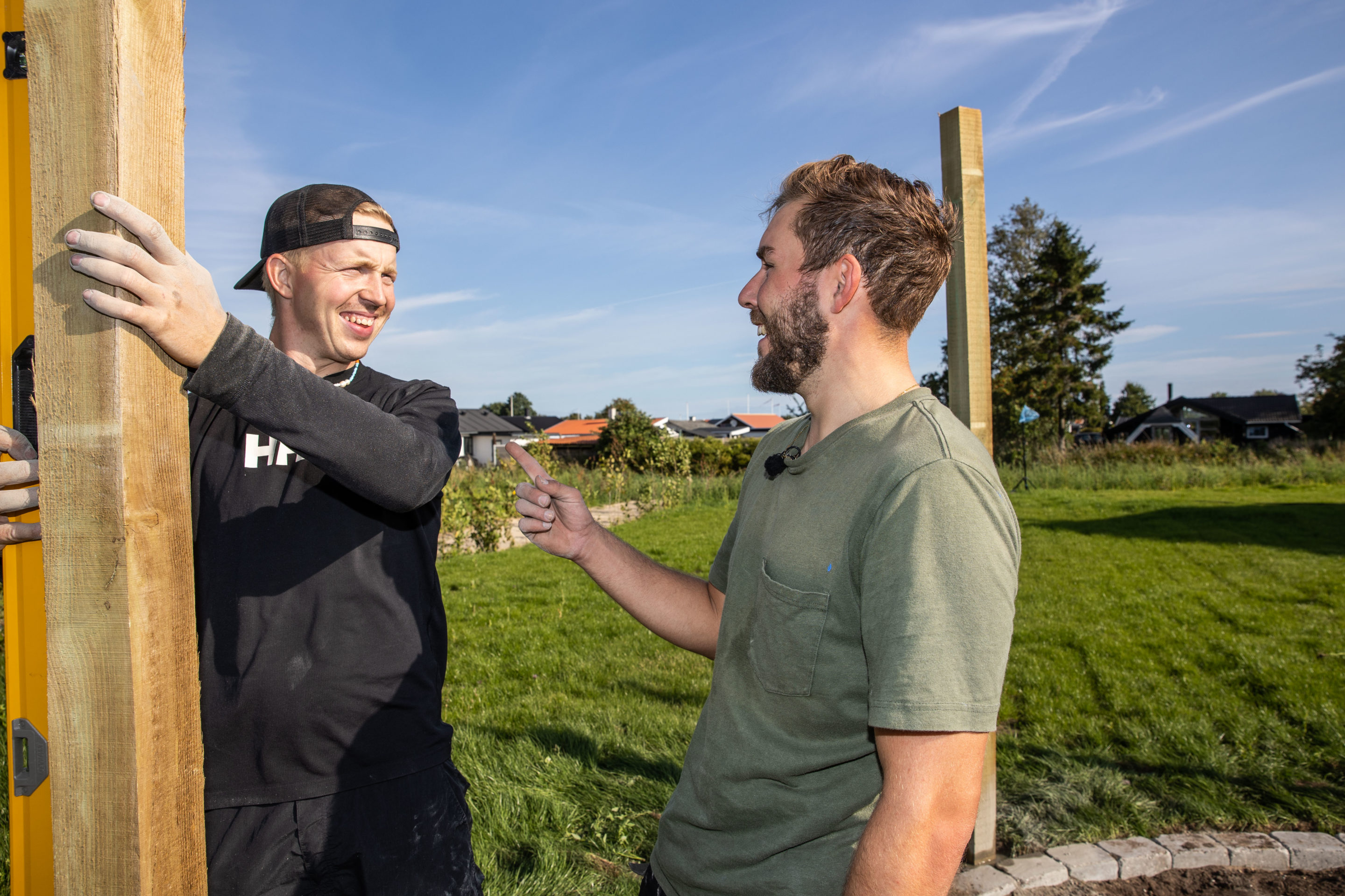 Glade mandelige deltagere i solskin