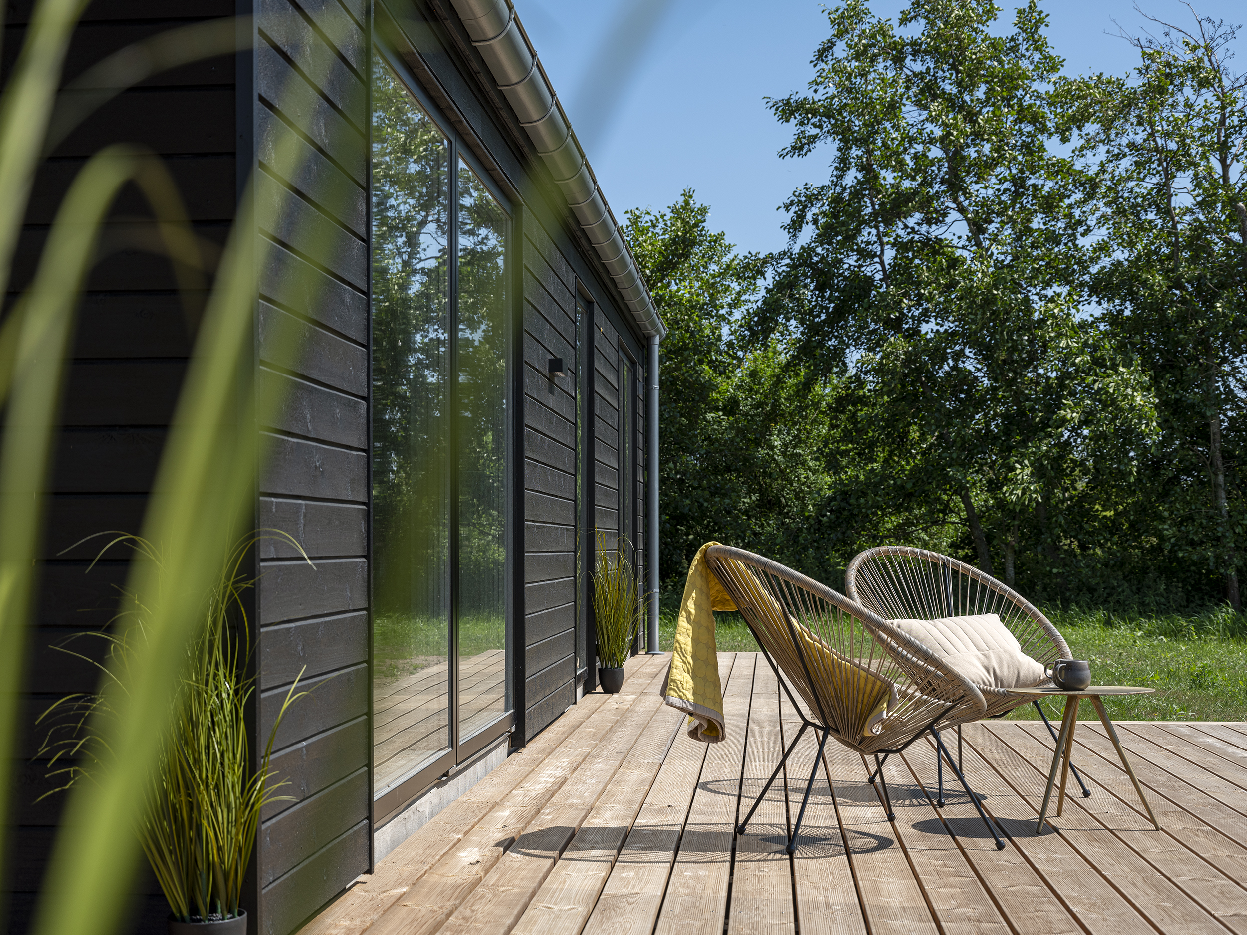 to stole på træterrasse ved sommerhus