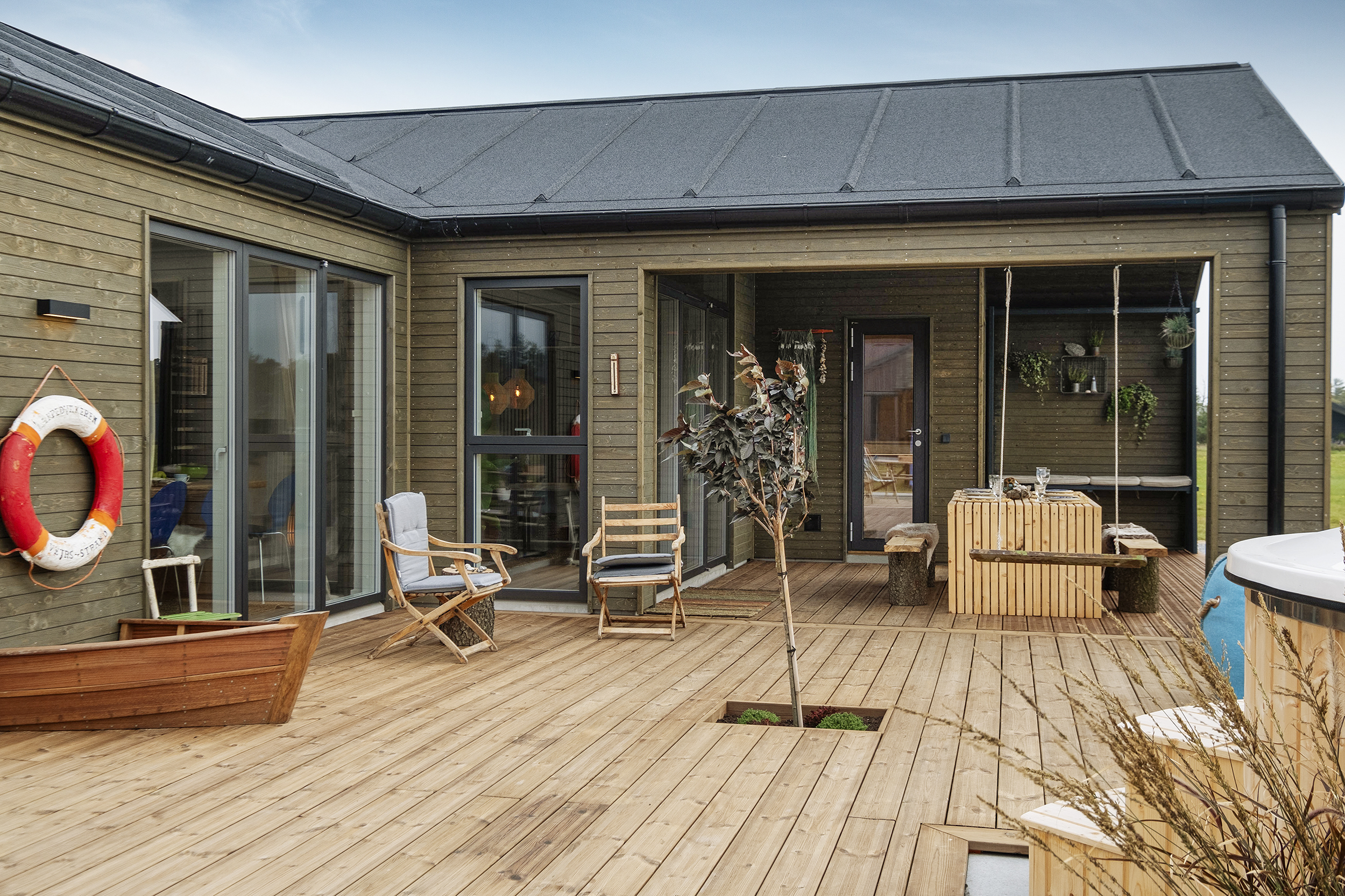 Skanlux Trend Basic sommerhus i TV 2 Sommerdrømme 2024. Terrasse med vildmarksbad.