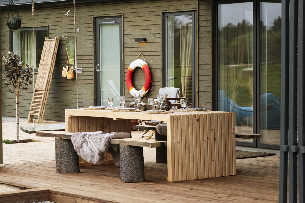 Skanlux Trend Basic sommerhus i TV 2 Sommerdrømme 2024. Terrasse med vildmarksbad