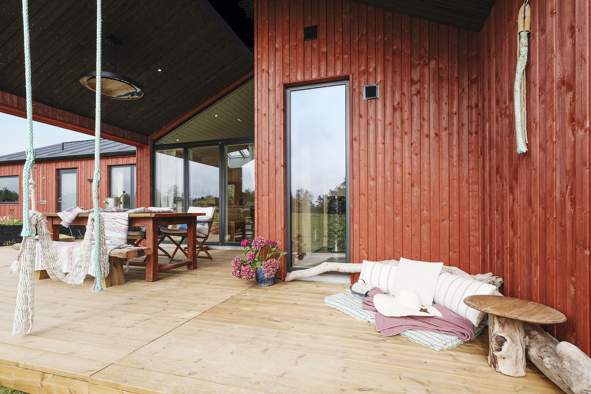 Skanlux Trend Basic sommerhus i TV 2 Sommerdrømme 2024. Terrasse med vildmarksbad