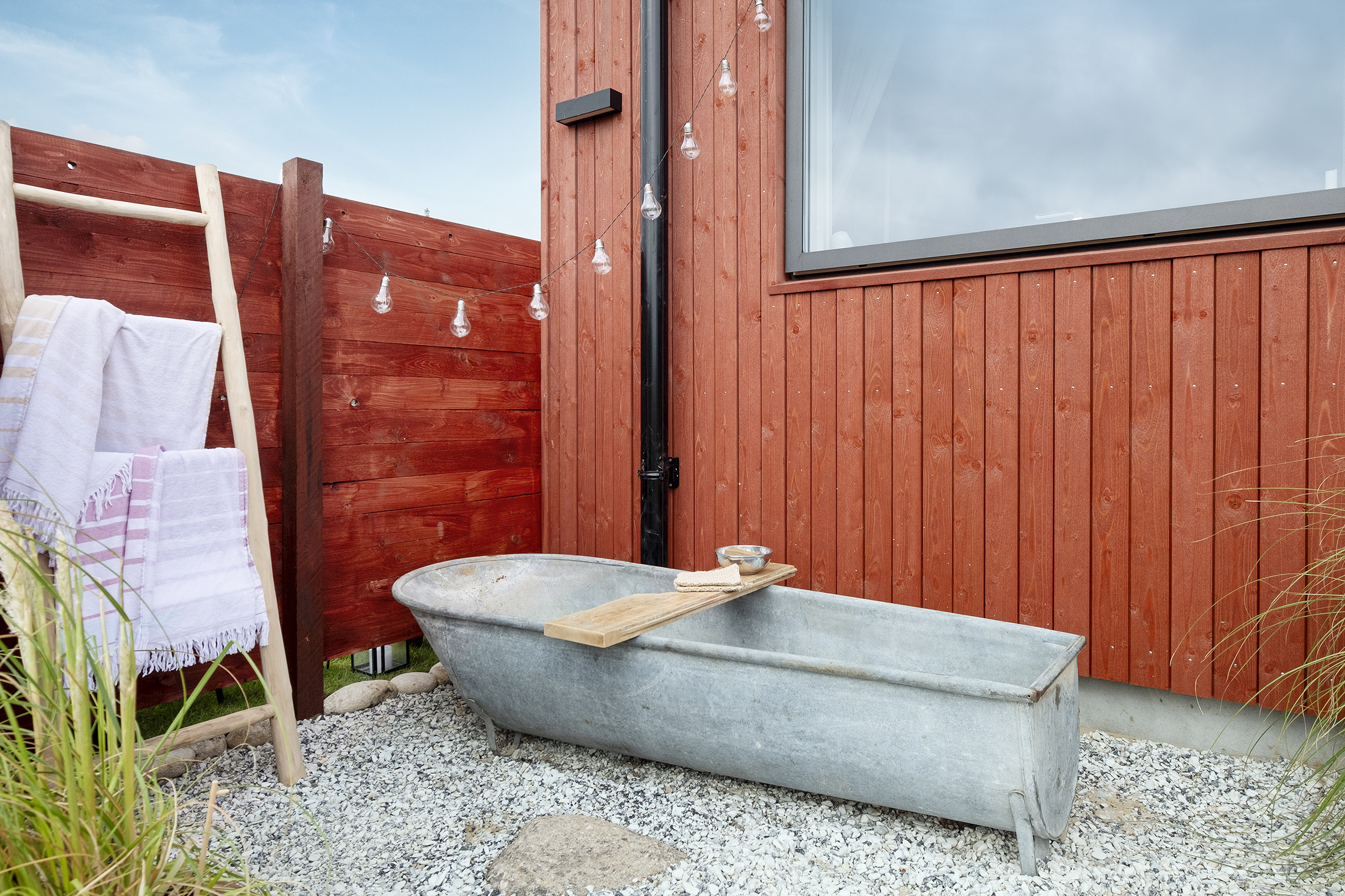 Skanlux Trend Basic sommerhus i TV 2 Sommerdrømme 2024. Terrasse med vildmarksbad