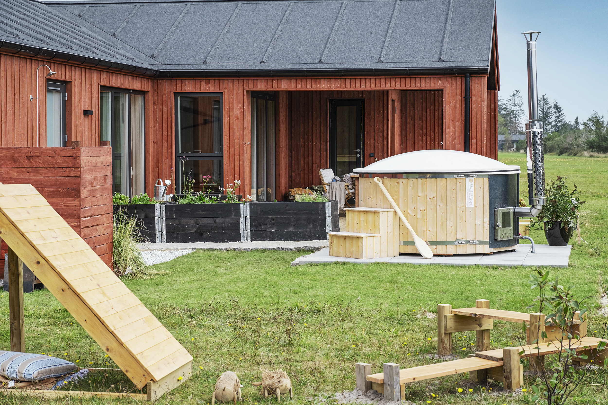 Skanlux Trend Basic sommerhus i TV 2 Sommerdrømme 2024. Terrasse med vildmarksbad