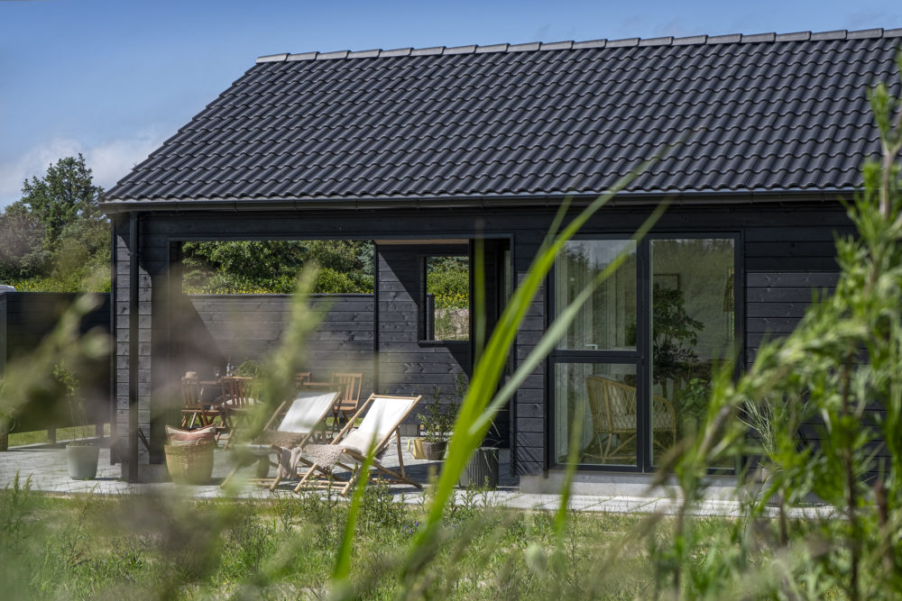 Skanlux Trend Basic 98 sommerhus - facade med Velfac vinduer og Superwood beklædning