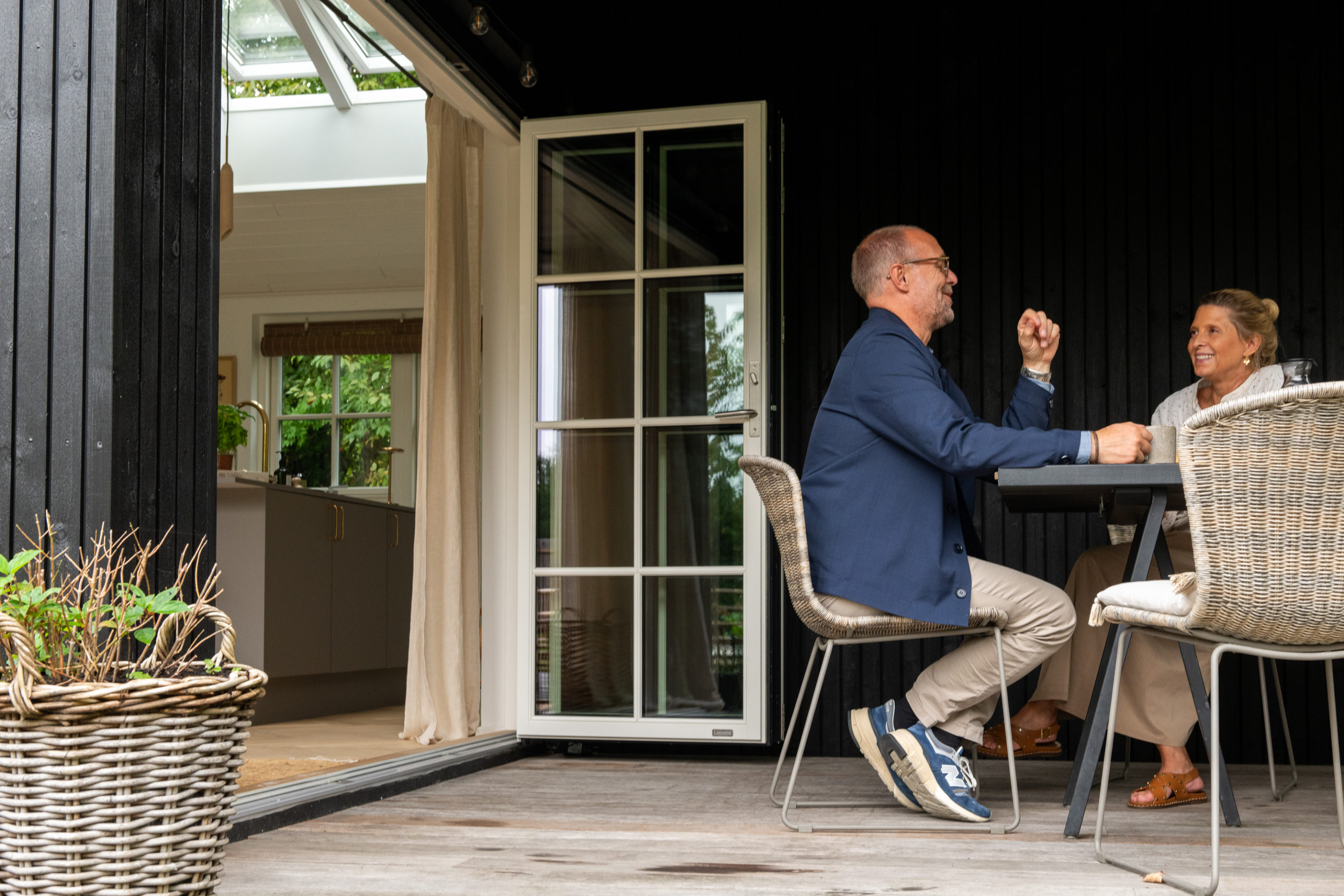 Skanlux Trend sommerhus - Mads og Mette på terrassen