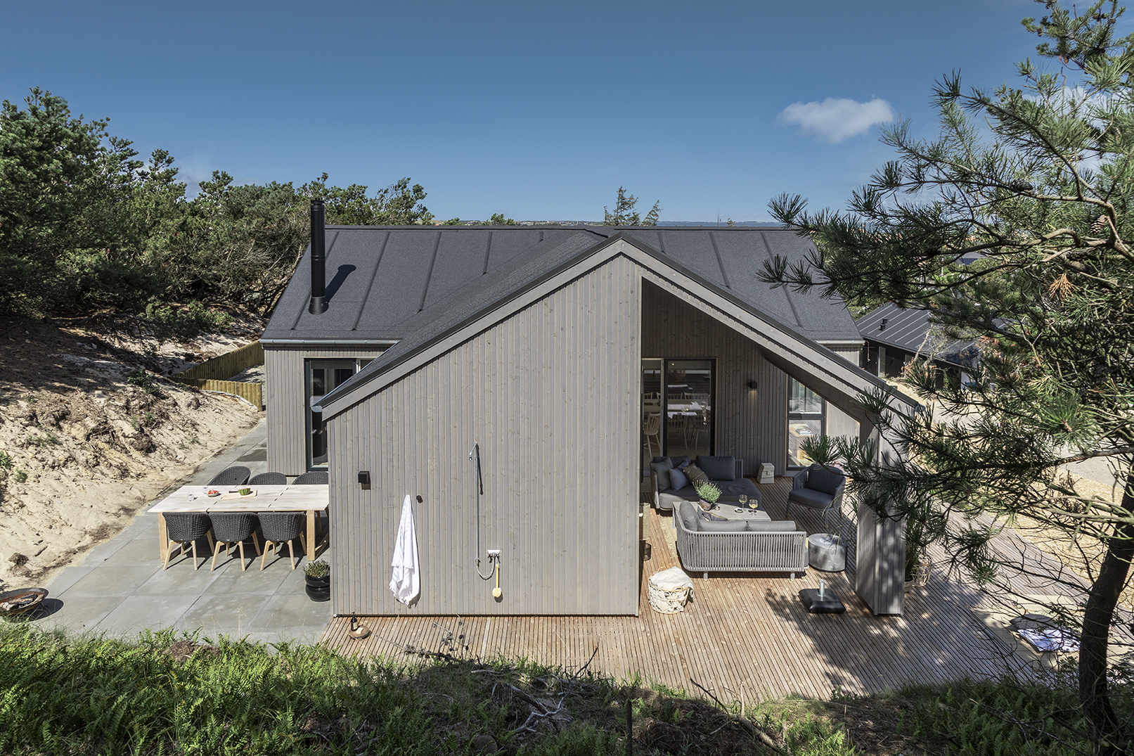 Skanlux sommerhus med stor overdækning set udefra